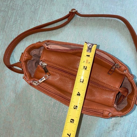 Tan cross-body purse with stylish tassels and many organizing compartments NEW - Picture 4 of 15